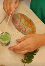 Load image into Gallery viewer, Floral Pottery Plaque workshop
